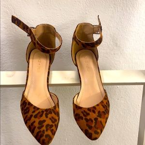 Leopard print pompadors